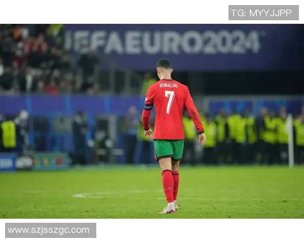 拆解足球卡片揭示C罗传奇瞬间与壁纸细节分析 拆解足球卡片揭示C罗传奇瞬间与壁纸细节分析