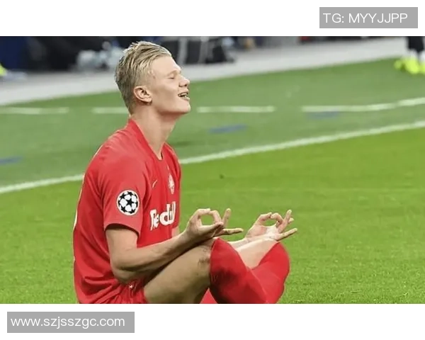 球星打坐足球神技展示 激发全场惊叹与热议