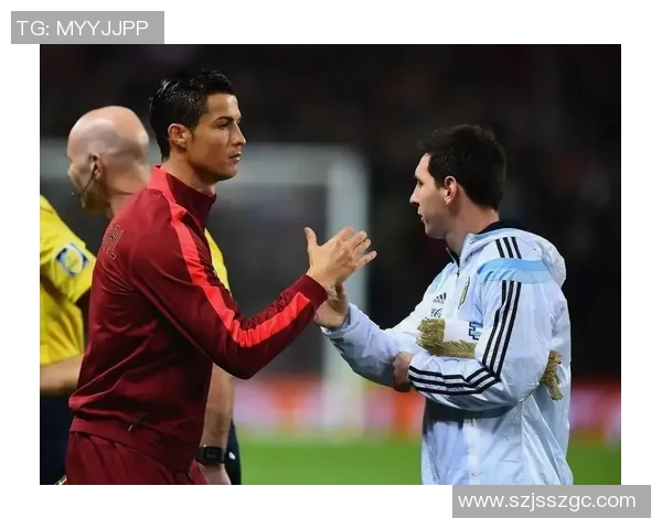 足球传奇对决:C罗梅西签名球星卡珍藏版引领收藏热潮 足球传奇对决:C罗梅西签名球星卡珍藏版引领收藏热潮