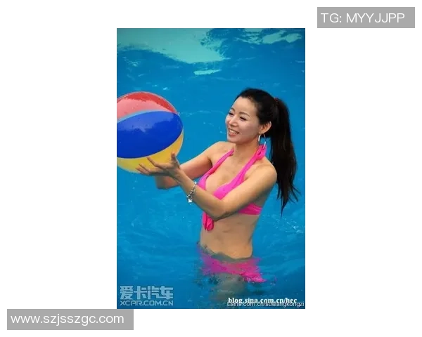 足球明星娇妻比基尼海边秀身材甜美笑容引发球迷热议