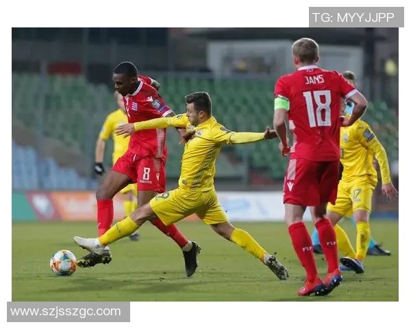 足球明星赛场突发冲突怒挥手臂意外击中观众引发热议