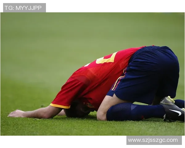 足球球星痛心失落时刻抱头写真展示情感波动与赛事无奈